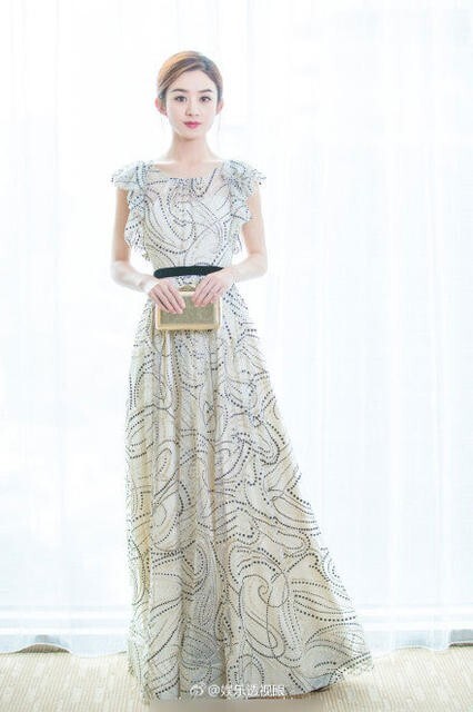 娃娃脸赵丽颖身穿白色长裙出席活动了? 娃娃脸赵丽颖身穿白色长裙出席活动了?