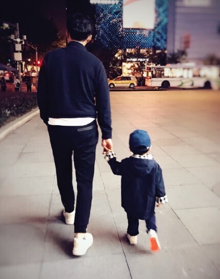 靳东晒出牵着儿子的照片了,父爱满满? 靳东晒出牵着儿子的照片了,父爱满满?