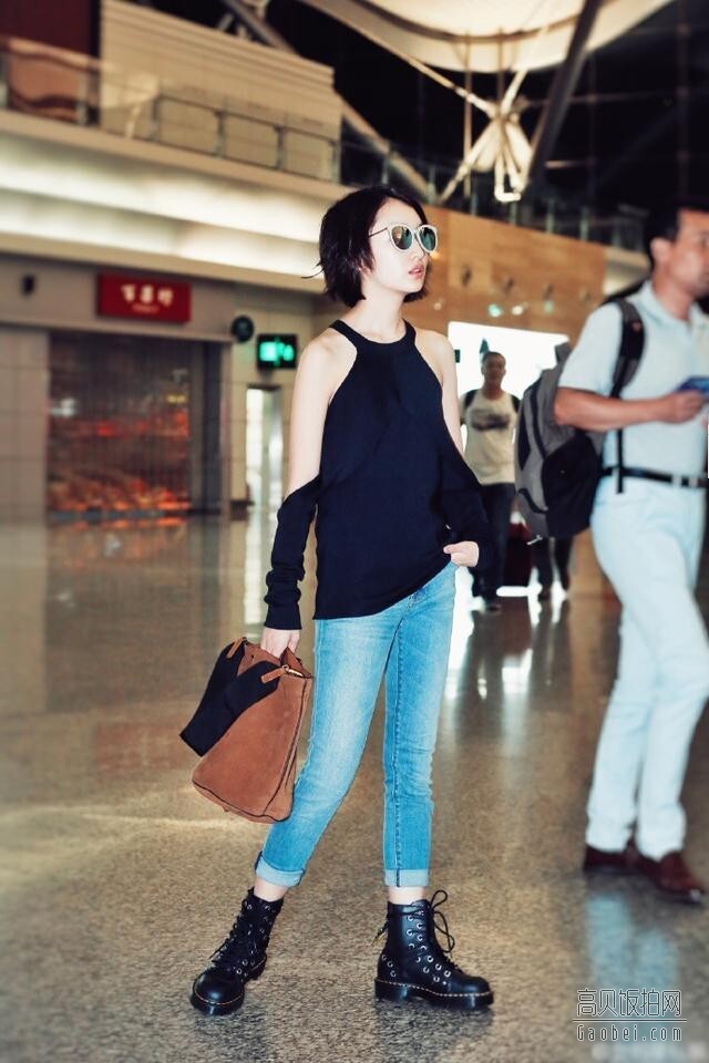 周冬雨机场永远不走寻常路,她的衣品如何? 周冬雨机场永远不走寻常路,她的衣品如何?