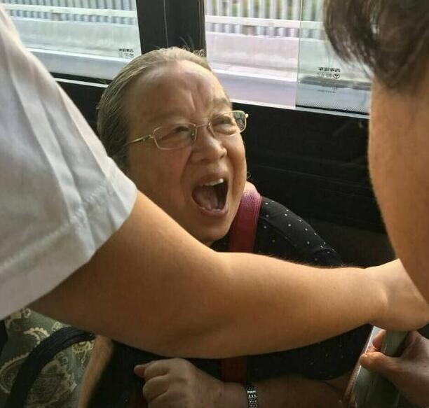 “容嬷嬷”坐公交车了? “容嬷嬷”坐公交车了?
