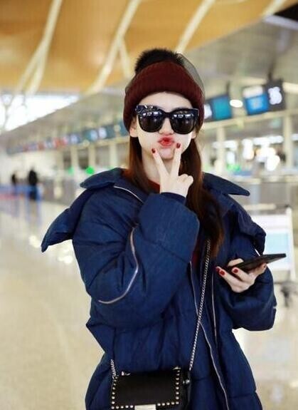 演员戚薇现身重庆机场了? 演员戚薇现身重庆机场了?