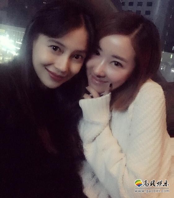 Baby素颜与闺蜜聚餐，怎么越来越跟黄晓明相像，难道这就是夫妻脸 ？