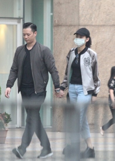 胡杏儿和老公牵手看电影却当众大吵全程还黑脸了? 胡杏儿和老公牵手看电影却当众大吵全程还黑脸了?