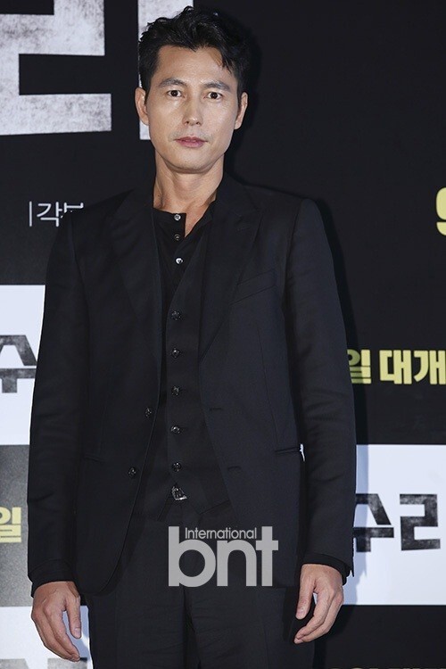 韩国演员郑雨盛辞演电影《物怪》