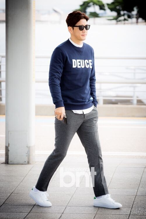 韩国演员尹启相前往英国伦敦拍摄写真