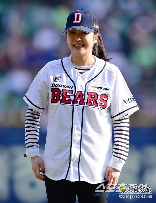 演员高贤为韩国棒球联赛开球 演员高贤为韩国棒球联赛开球