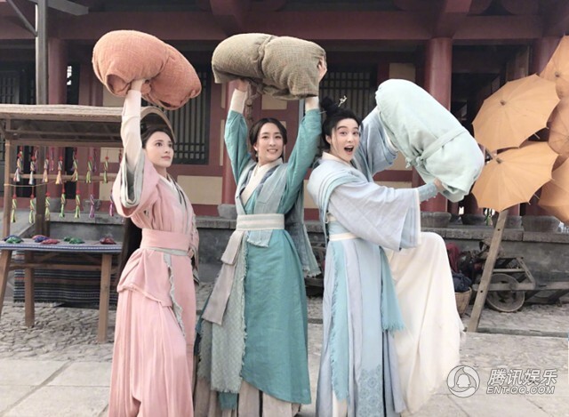 范冰冰马苏片场搞怪 玩起自己的“偶像包袱”