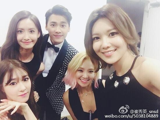 少女时代崔秀英在微博上晒出和李易峰的合影