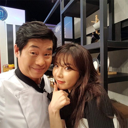 厨师李连福公开了和女团4minute成员泫雅的合照