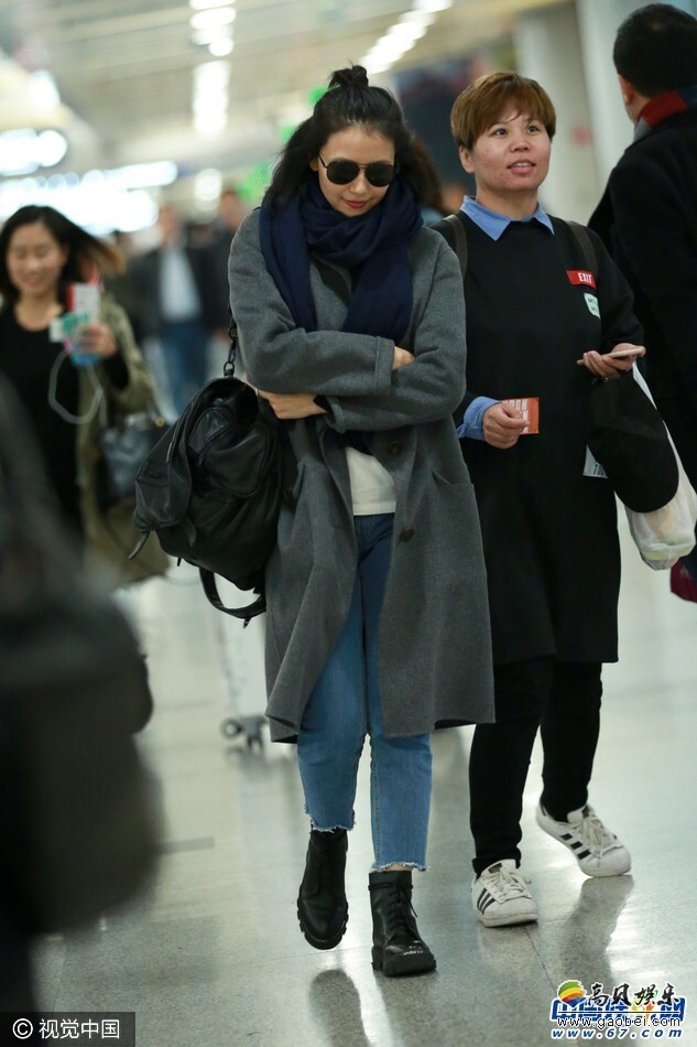 高圆圆身着灰色大衣、牛仔裤现身机场