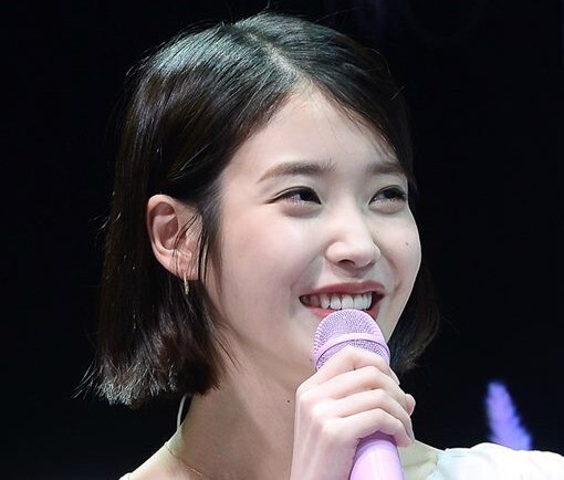 唱著 “I’m twenty five” 的 IU 清新依旧 唱著 “I’m twenty five” 的 IU 清新依旧