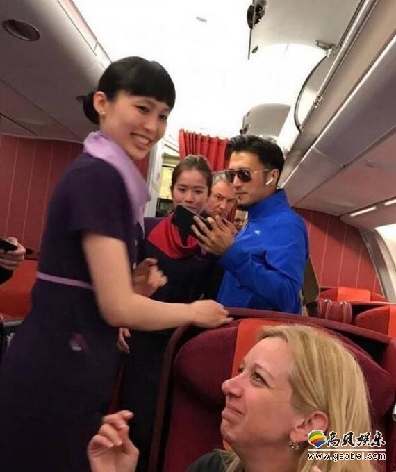 有网友曝光了一组偶遇谢霆锋的照片