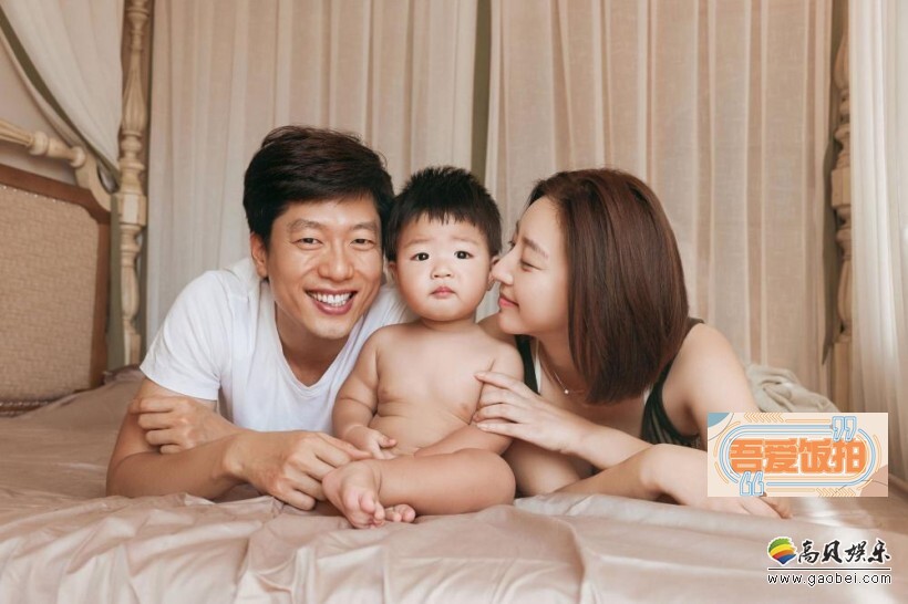 凌潇肃携妻儿拍摄了一组全家福？