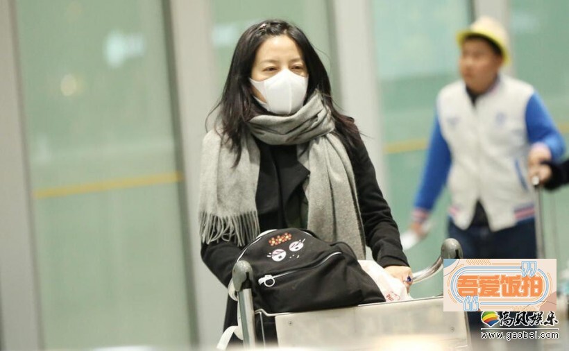 赵薇素颜自推行李现身首都机场了？