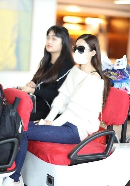 赵丽颖现身机场坐电车果然不走寻常路？