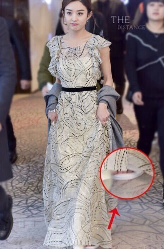 赵丽颖穿着拖鞋出席活动了? 赵丽颖穿着拖鞋出席活动了?