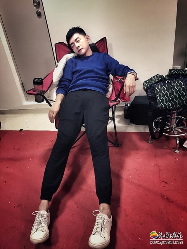 张皓然片场累成了葛优瘫？