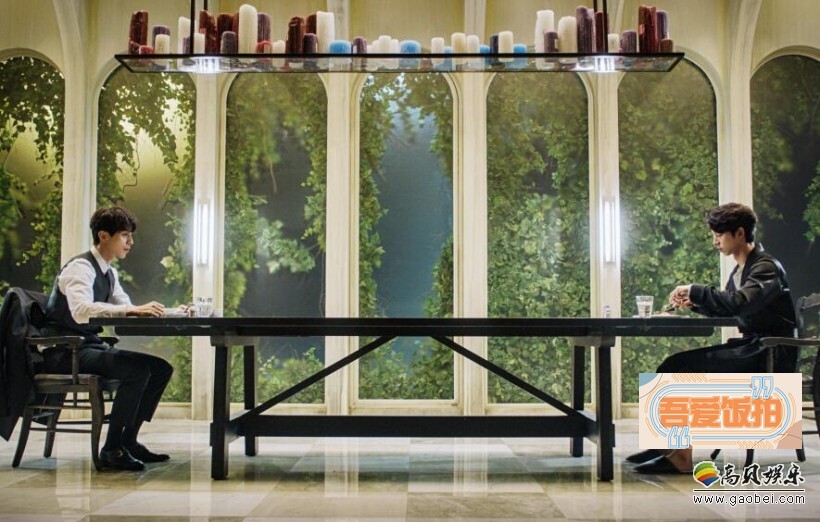 孔刘和李栋旭坐在长桌的两边共进晚餐了？