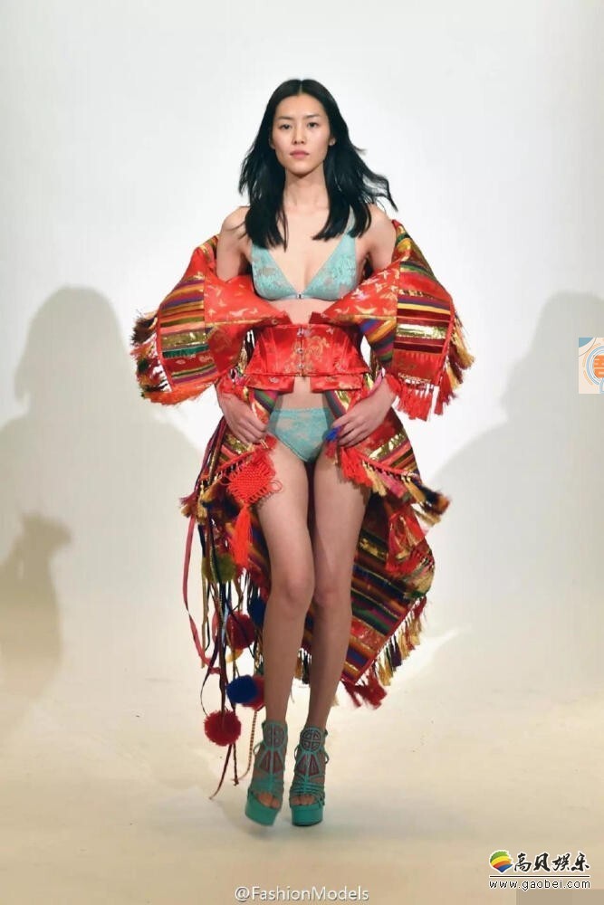 超模刘雯为维密秀试装了？