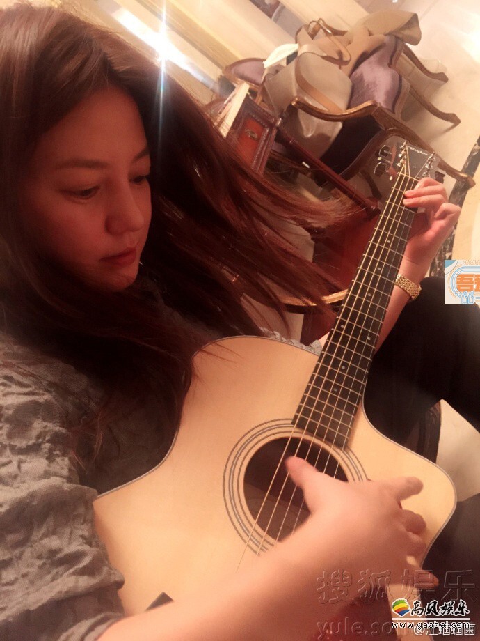 有网友晒出一组赵薇学吉他的照片