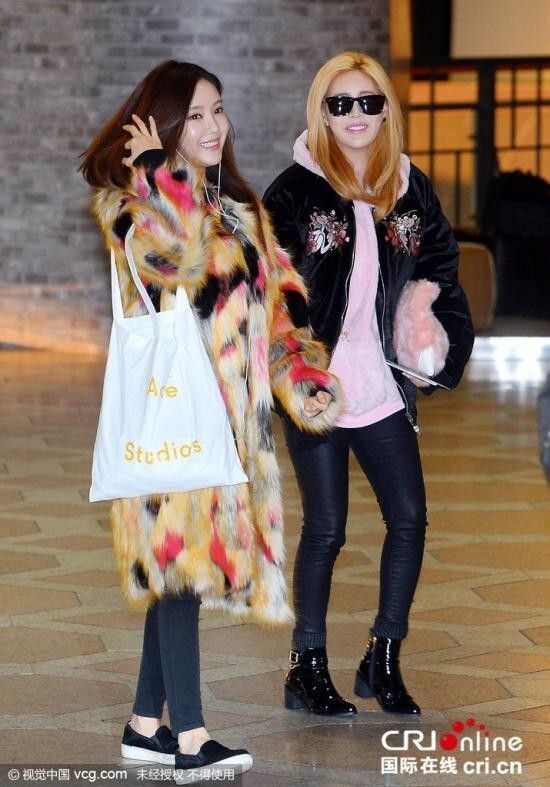 T-ara赴京出席卫视春晚,孝敏彩色皮草奢华贵气 T-ara赴京出席卫视春晚,孝敏彩色皮草奢华贵气