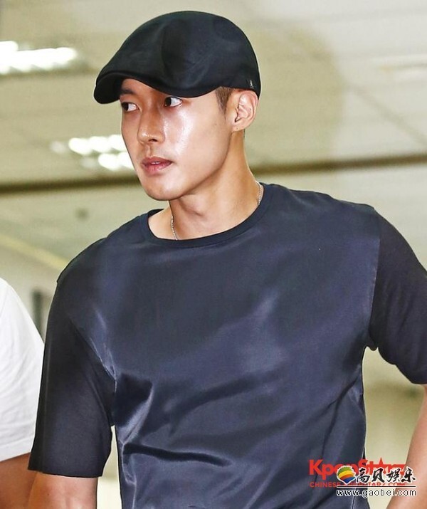 偶像出身的金贤重近日又被曝出酒驾 偶像出身的金贤重近日又被曝出酒驾