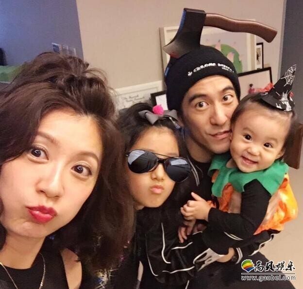 贾静雯一家“五口”庆万圣节了，看看他们的表情？