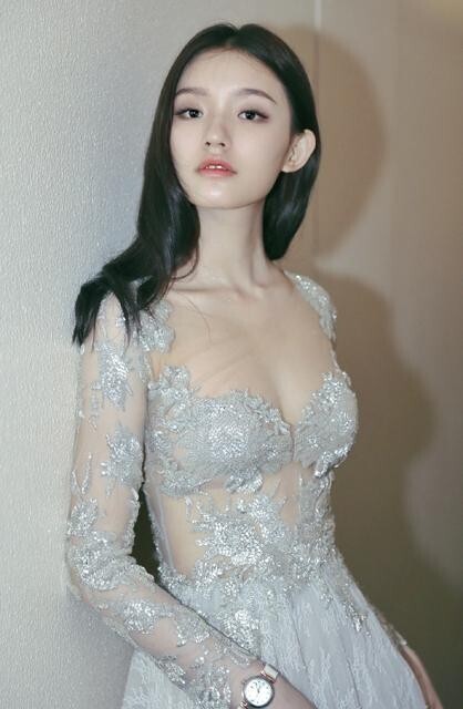 20岁林允越发性感了，晒美胸美背多诱人 ？