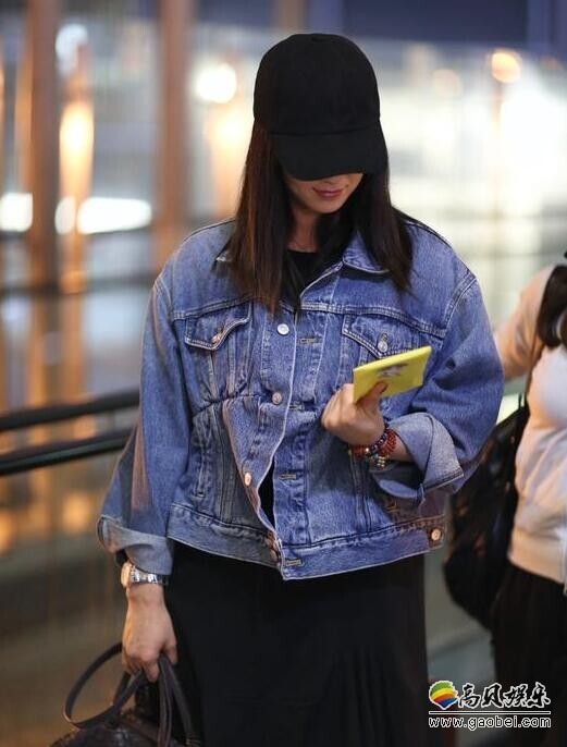 蒋欣不再扔粉丝礼物了。 收粉丝信认真阅读 ？