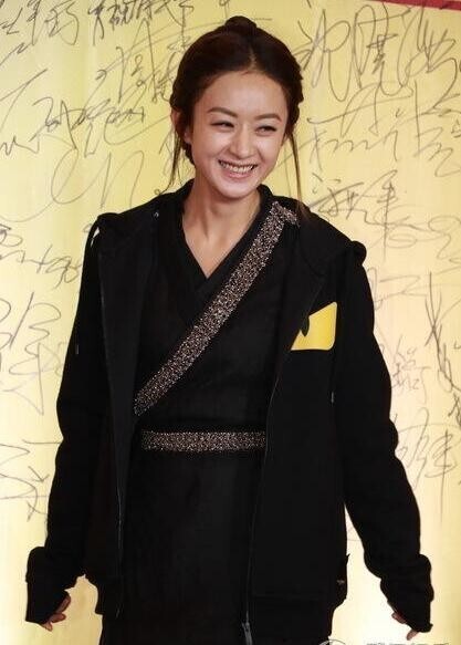 赵丽颖是穿着戏服上台颁奖了? 赵丽颖是穿着戏服上台颁奖了?