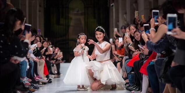 黄奕的女儿首次走秀了? 黄奕的女儿首次走秀了?