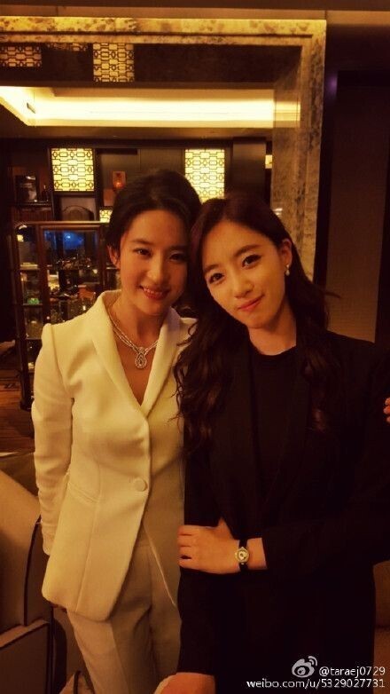 恩静于近日在微博上分享了一张与刘亦菲的合照 恩静于近日在微博上分享了一张与刘亦菲的合照