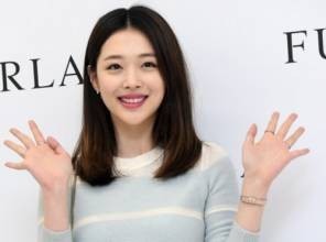 18日下午雪莉出席在首尔举行的某品牌签名会 18日下午雪莉出席在首尔举行的某品牌签名会