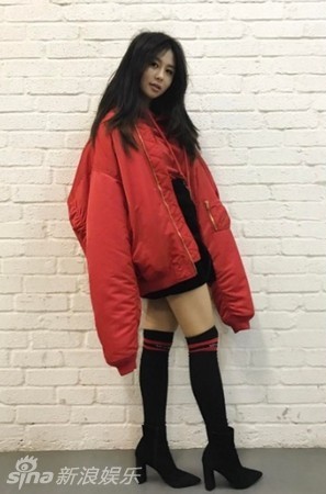 邱淑贞爱女沉月穿红色潮服拜年 邱淑贞爱女沉月穿红色潮服拜年