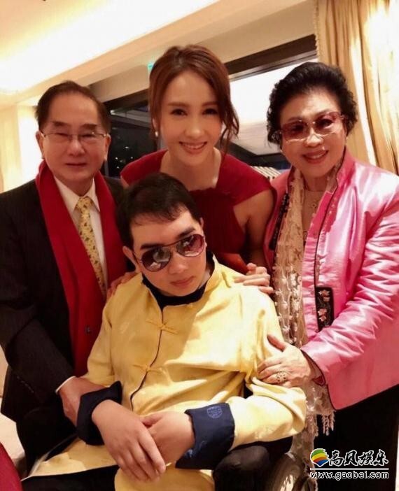 香港演员黎姿晒出全家福大合影