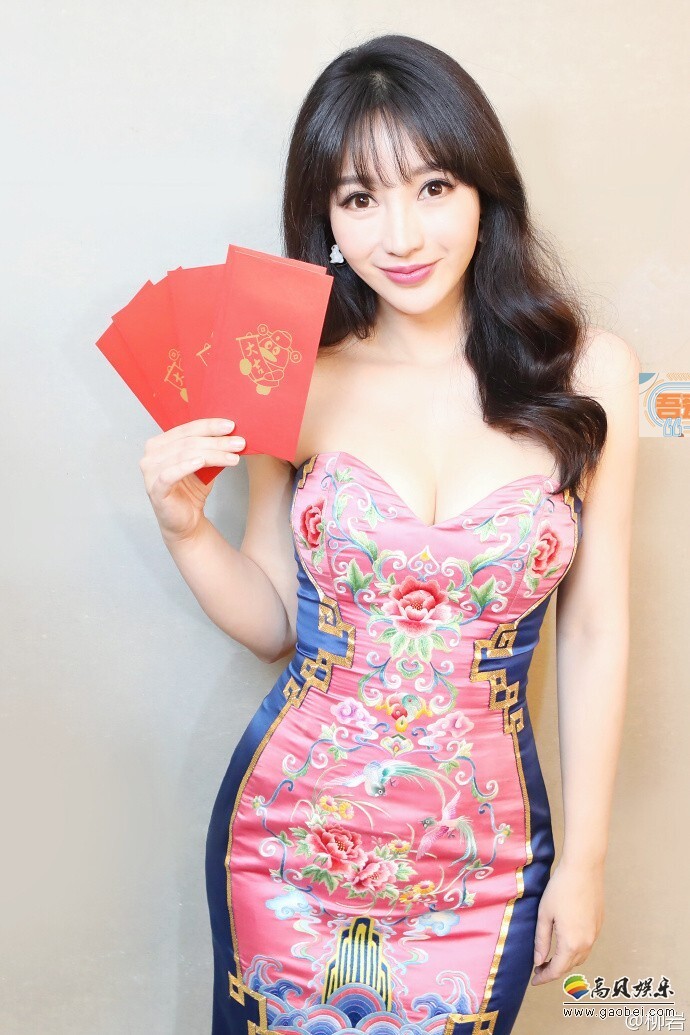 柳岩在微博晒出一组照片给网友拜年 柳岩在微博晒出一组照片给网友拜年