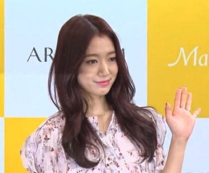 演员朴信惠19日下午参加某化妆品品牌的签名会活动 演员朴信惠19日下午参加某化妆品品牌的签名会活动