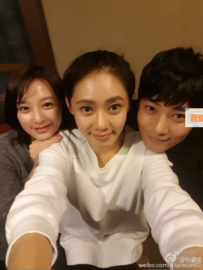18日秋瓷炫在微博上传和救援CP的合照 18日秋瓷炫在微博上传和救援CP的合照