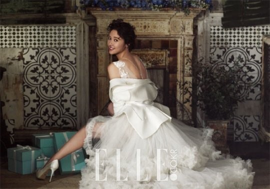 时尚杂志《ELLE》公开了演员黄正音的婚纱写真照