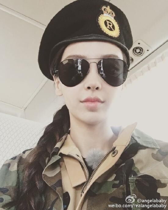 Angelababy20日贴出穿着军装模仿宋仲基模样