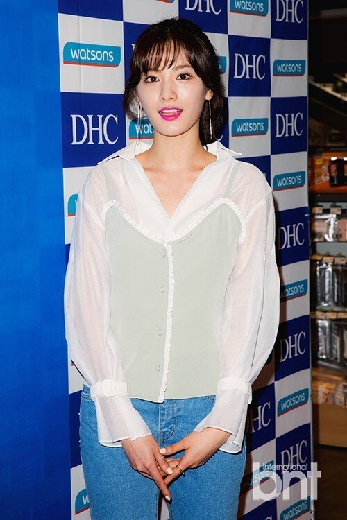 19日韩国女子组合After School成员NANA出席粉丝签名会