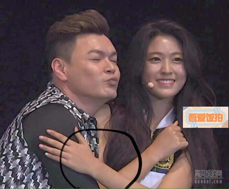 香港亚洲流行音乐节2016主持人强抱AOA雪炫 香港亚洲流行音乐节2016主持人强抱AOA雪炫