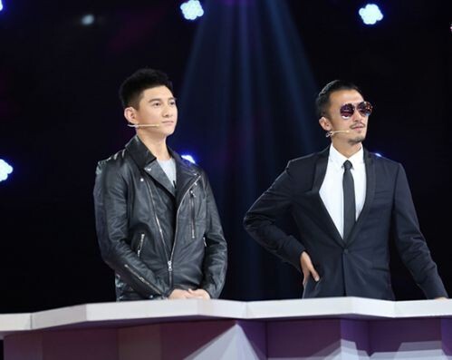 《蜜蜂少女队》两位总教头分别是谁？