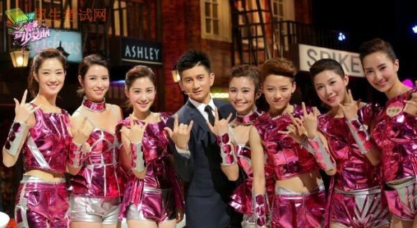 《蜜蜂少女队》第二期第一场较量中，哪个队获胜了？