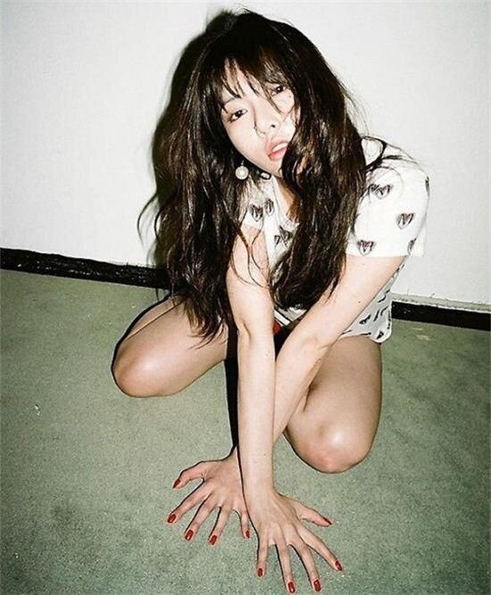 泫雅通过instagram上传了拍摄画报时的照片 泫雅通过instagram上传了拍摄画报时的照片