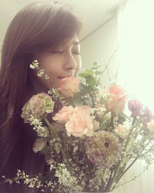 河智苑炫耀了比花还耀眼的美貌 河智苑炫耀了比花还耀眼的美貌