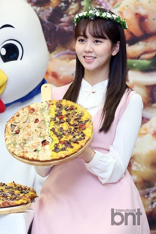 演员金所炫参与某披萨品牌举行新品上市纪念活动