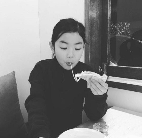 Haru正在吃披萨,眉眼轮廓更加清晰 Haru正在吃披萨,眉眼轮廓更加清晰