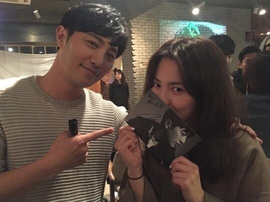 《太阳的后裔》演员安宝贤公开了宋慧乔与晋久拍摄的自拍照