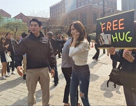 T-ARA成员孝敏昨日进行了爱的抱抱活动吸引了众粉丝 T-ARA成员孝敏昨日进行了爱的抱抱活动吸引了众粉丝